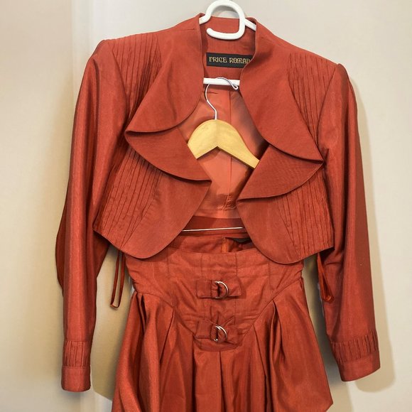 Lady's Suit - Picture 6 of 7